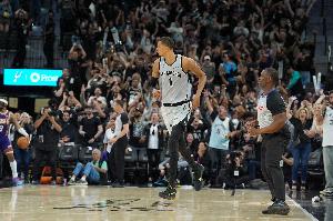 米奇：最喜欢文班的比赛瞬间是从他摆出防守姿态开始的