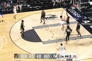 游刃有余！杨瀚森篮下利用脚步连续转身勾手得分