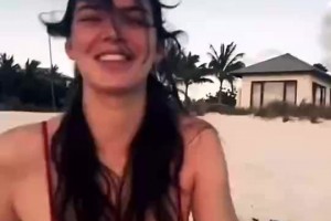 难怪前男友们都着迷詹娜此前穿比基尼海边玩耍！这也太顶了！ - NBA视频直播