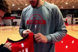 互赠申京收到中国风围巾，任嘉伦在火箭训练馆获赠26号球衣 - NBA视频直播