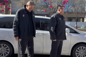 来看看三位大哥在路边等谁？老朋友又相聚啦！ - NBA视频直播